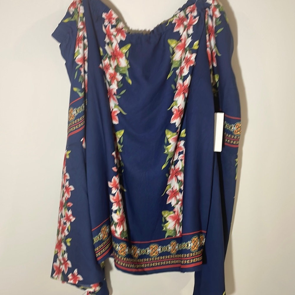 Off the shoulder bell sleeve top, floral print. Size large